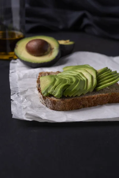 ขนมปังปิ้งกับอะโวคาโด — ภาพถ่ายสต็อก