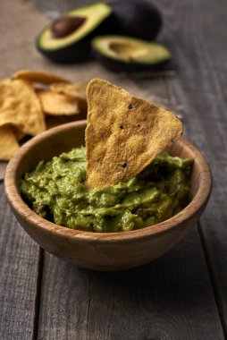 avokado guacamole ve tortilla cipsi.