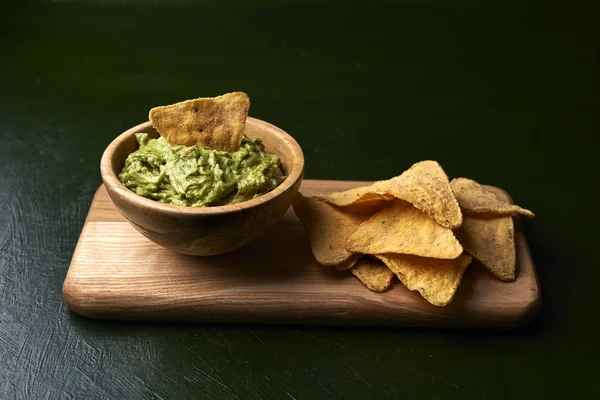 Avocado guacamole en tortilla chips — Stockfoto