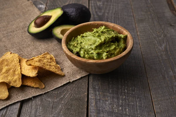 Avocado guacamole en tortilla chips — Stockfoto