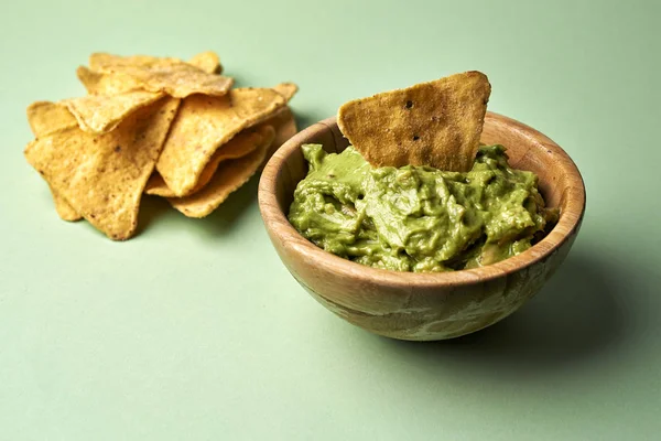 Avocado guacamole en tortilla chips — Stockfoto