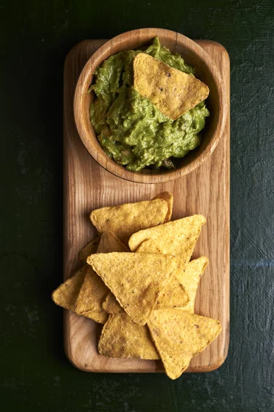 Avocado guacamole en tortilla chips — Stockfoto