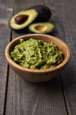 Bir kase avokado guacamole.  