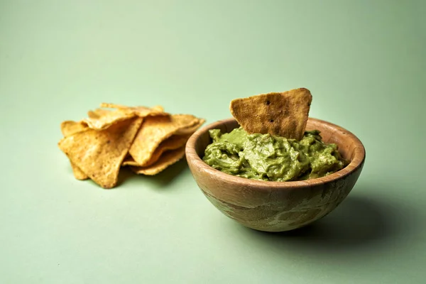 Avocado guacamole en tortilla chips — Stockfoto