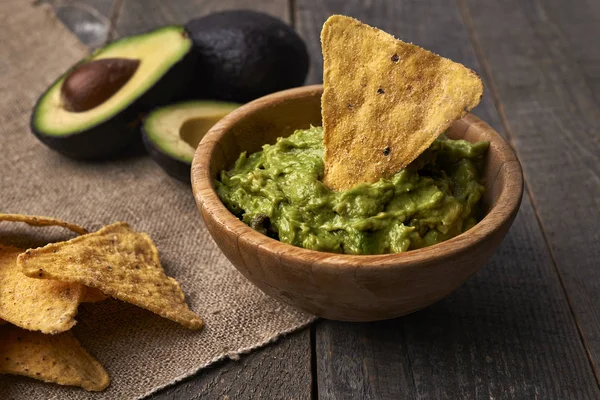 Avocado guacamole en tortilla chips — Stockfoto