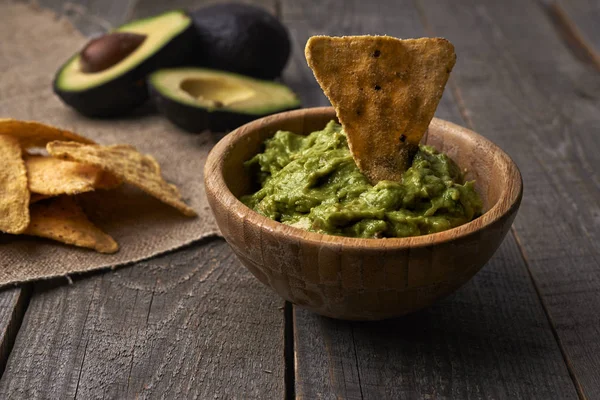 Avocado guacamole en tortilla chips — Stockfoto