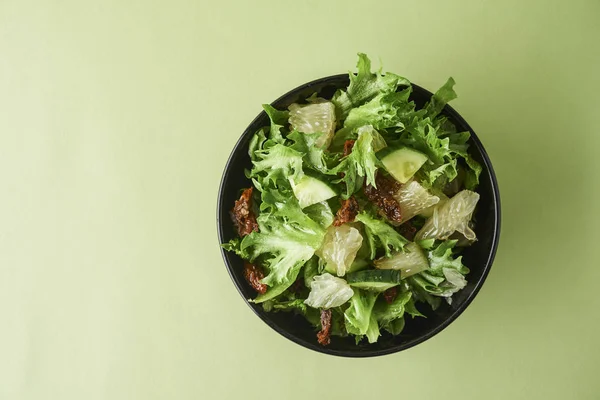 Kom met verse biologische salade — Stockfoto