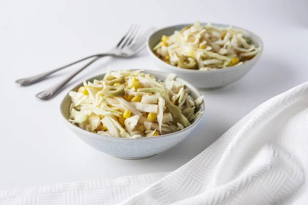 Ensalada con col y maíz — Foto de Stock