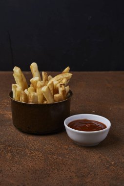 Ketçaplı patates kızartması.