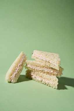 Balık ezmeli kulüp sandviçi