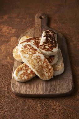 Kızarmış peynir ve çay.