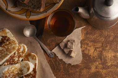 Kızarmış peynir ve çay.