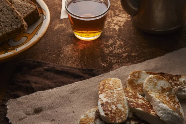 Fried cheese and tea — Stock Photo, Image