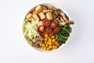 Kinoa ve sebzeler, kurutulmuş kase