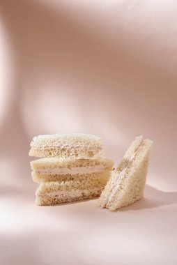 Balık ezmeli kulüp sandviçi