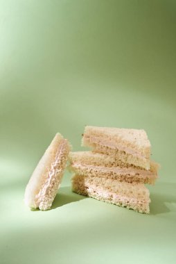 Balık ezmeli kulüp sandviçi