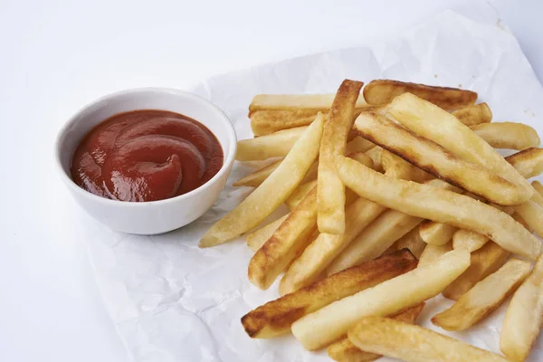 Pommes frites med ketchup — Stockfoto