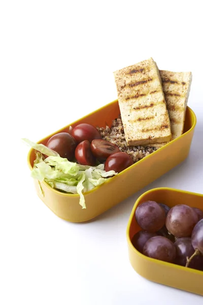 Bento lunch met tofu en quinoa — Stockfoto