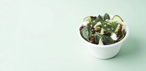 Świeża sałatka letnia w jednorazowej misce — Zdjęcie stockowe