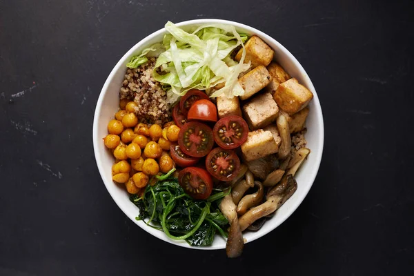 Bol blancé de quinoa et légumes Photos De Stock Libres De Droits