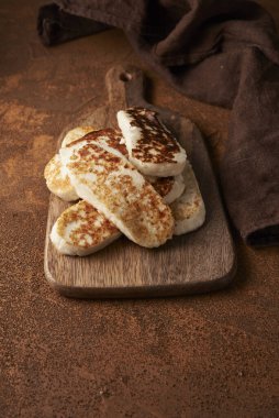 Kızarmış peynir ve çay.