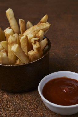 Ketçaplı patates kızartması.