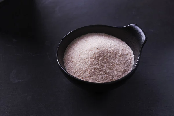 Гімалайська сіль на чорному фоні — стокове фото
