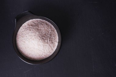 Siyah arka plan üzerinde Himalaya tuzu