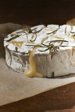 biberiyeli fırında peynir