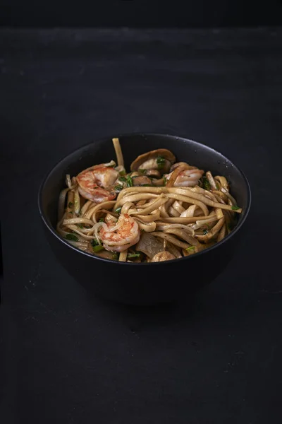 Fideos y camarones en estilo asiático — Foto de Stock