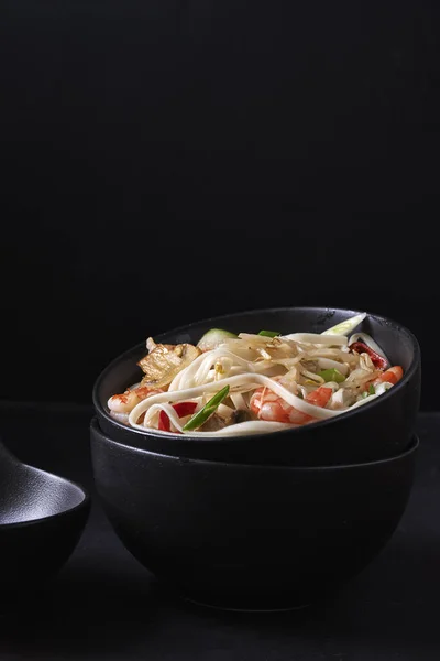 Nudle a krevety v asijském stylu — Stock fotografie