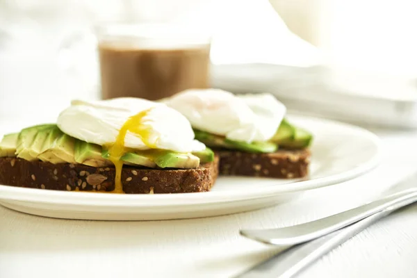 Avocado toast with egg poached — Stock Photo, Image