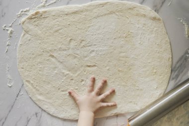 Hamur ve çocuğun eli