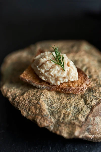 Toast mit Kabeljau Stockfoto