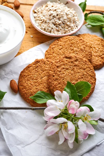 Galletas y flores — Foto de Stock