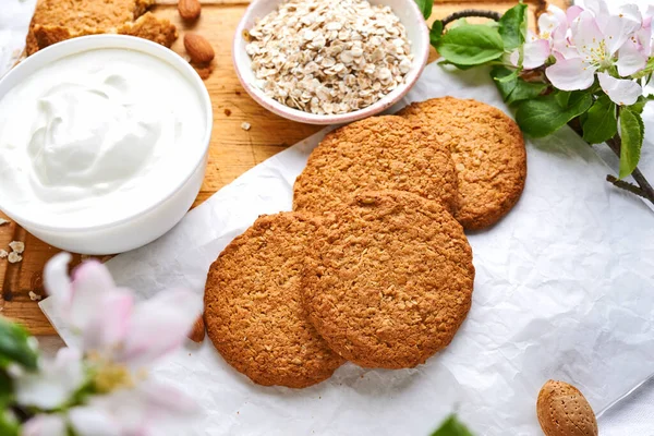 Galletas y flores — Foto de Stock