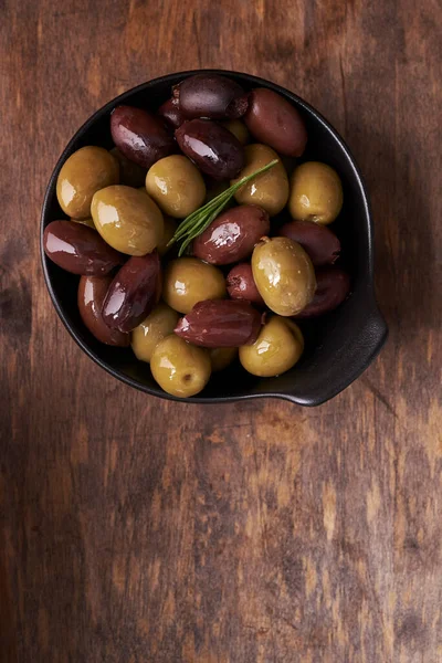 Oliven auf Holzbrett — Stockfoto