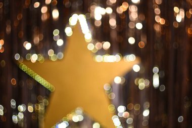 Noel altın arka planı. Altın bayramın parlak arka planı. Parlak yıldızla odaklanmış arkaplan.