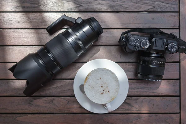 Retro kamera mirrorless kaffe — Stockfoto