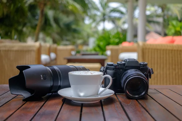 Mirrorless retro fotocamera en koffie — Stockfoto