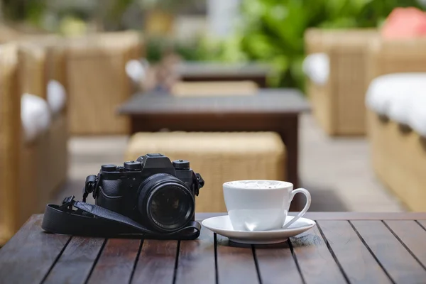 Retro photo camera mirrorless coffee — Stock Photo, Image