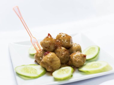 Domuz eti top salatalık ile.