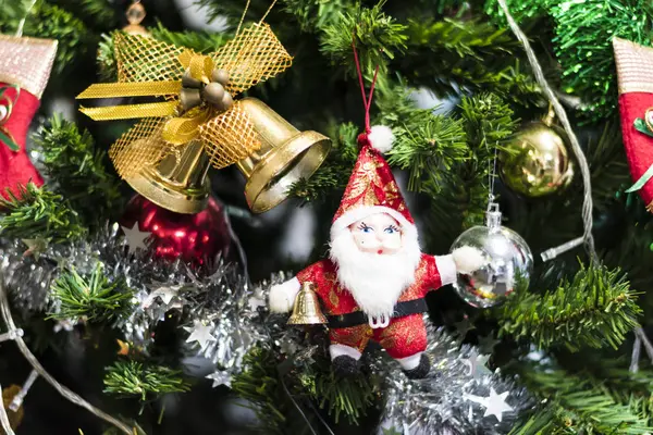 Jingle sino pendurado em uma árvore de Chrismas . Imagem De Stock