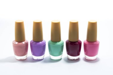 Beyaz b üzerinde makyaj için renkli tırnak boya birçok şişe