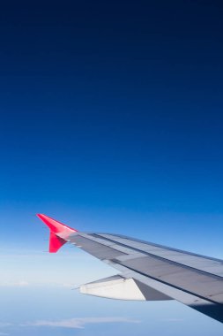 Wi gökyüzüne bakarak bulutların üzerinde uçan kanat uçak