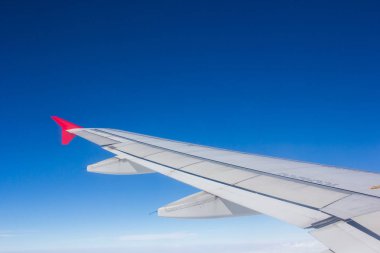 Wi gökyüzüne bakarak bulutların üzerinde uçan kanat uçak