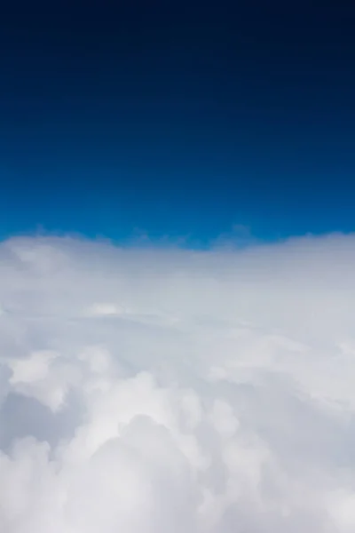 Blauwe hemel over cloud laag lucht achtergrond weergave alleen — Stockfoto