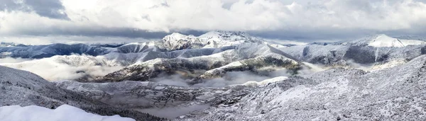 Montagna cresta neve paesaggio — Foto Stock