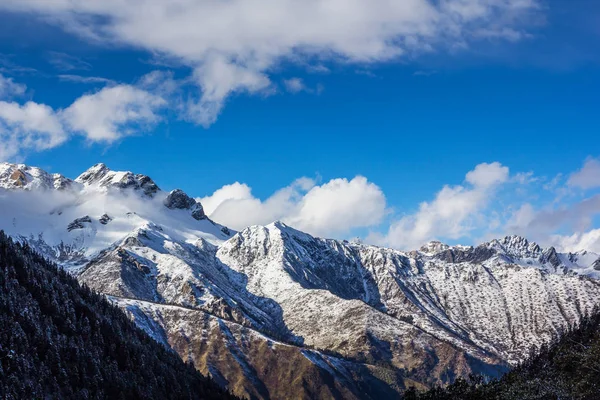 Гірський краєвид сніг — стокове фото