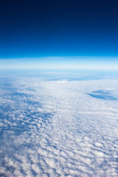 Blauwe hemel boven bewolkte wolk — Stockfoto